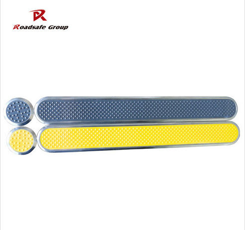 Latest company news about ROADSAFE-kleur gele tastbare lijnen paving 304/316 indicator strip plastic oppervlak lijnen